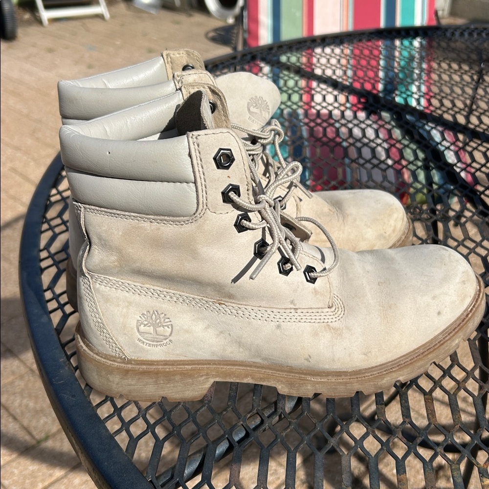 Women’s Beige/Creme Timberland boots size 8.5